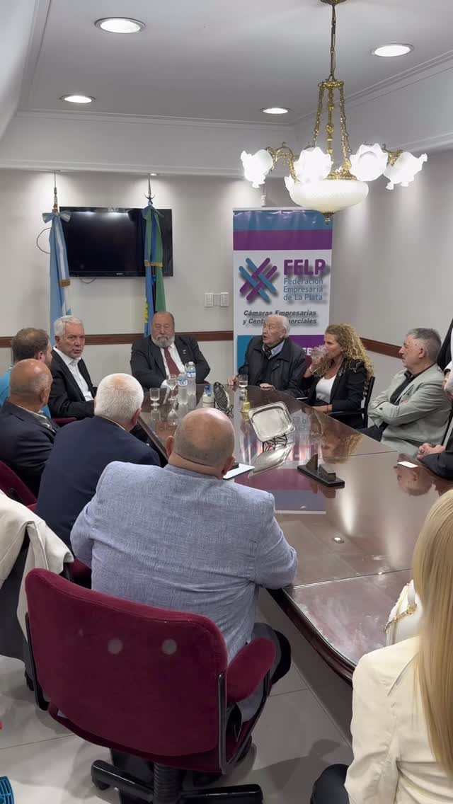 Cena de fin de año FELP 2025 🤝
Compartimos una noche de diálogo y camaradería junto a representantes de Cámaras Sectoriales, Centros Comerciales y referentes del entramado productivo regional.
En la velada, se presentó el plan de trabajo de la nueva Comisión Directiva, marcando los ejes y desafíos para el año próximo.
Además, estuvieron presentes el intendente @julio_alak y la secretaria de Innovación y Producción Tecnológica @mercedeslagio
Agradecemos a todas las entidades por acompañar este encuentro y ser parte del compromiso de seguir fortaleciendo el sector empresarial platense.
Los invitamos a construir un futuro juntos 🤝
@redcame @febaok
