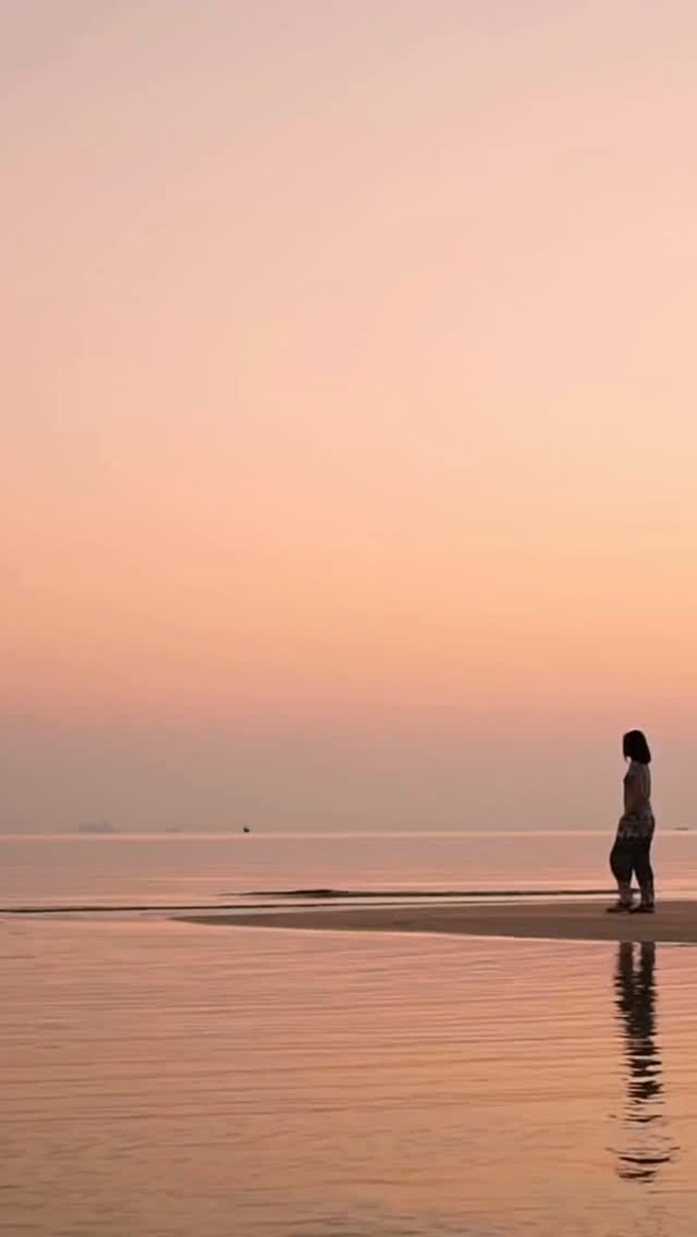 Y así, poco a poco, lo urgente va ocupando el lugar de lo importante.
La lista nunca se acaba,
pero el cuerpo empieza a hablar,
y el alma, a hacerse pequeña entre tareas pendientes.
A veces no se trata de encontrar tiempo,
sino de darnos permiso.
De recordar que también somos parte de aquello que merece cuidado.
Si te reconoces en estas palabras,
quizá sea momento de parar un instante
y volver a mirar hacia ti.
En terapia, ese puede ser el primer paso, hablamos?
💫 AGENDA ABIERTA💫
Andrea Mayoral Martín
Psicóloga y terapeuta ocupacional
Sesiones presenciales y online.
637667205
C/Peñuelas, 48 (Madrid)
📩 andreamayoralterapia@gmail.com
#saludmental #autocuidado #psicologia #terapiaocupacional #psicologiaonline #personasquecuidan #cuidaryser