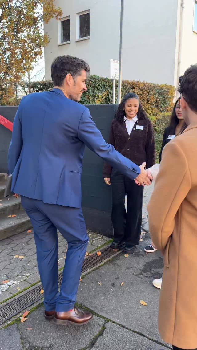 Es gibt eine Pflicht, nicht neutral zu sein. Es gibt keine Neutralitätspflicht. Vielmehr haben wir alle - insbesondere Beamt:innen - die Verantwortung, Haltung für unsere Demokratie, Menschenrechte und die Würde aller zu zeigen.
Heute wurde die BBS EHS Trier ins bundesweite Netzwerk „Schule ohne Rassismus - Schule mit Courage“ aufgenommen. Ein starker Beteiligungsprozess der Schulgemeinschaft, initiiert von der Schüler:innenvertretung, unterstützt von der Schulleitung und dem Kollegium.
In einem Schulfest durfte ich die Patenschaft übernehmen und freue mich, den Schüler:innen Unterstützung zu geben, wo sie sie für ihre Aktionen zur Demokratiebildung brauchen. Ein echt starkes Zeichen, das Hoffnung spendet und Kraft gibt.
#schuleohnerassismusschulemitcourage #demokratie #berufsbildendeschule #berufsschule #erziehung #trier #bbsehs #schülervertretung #sventeuber #trierimlandtag