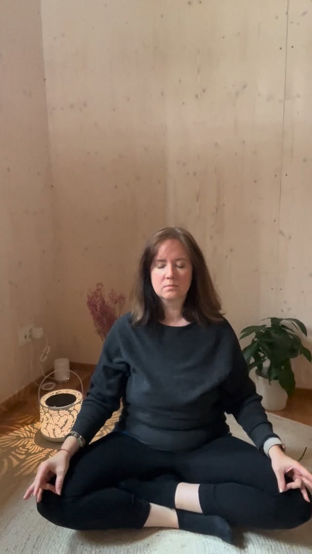 🕊🧘♀️ Fünf Minuten, die alles verändern können
Wenn wir trauern oder Schmerz erlebt haben, bleibt unser System oft in Alarmbereitschaft.
Das Nervensystem steht im Fight or Flight Modus – der Körper hält die Luft an, das Herz sucht Halt.
👉🏻 Doch schon fünf Minuten bewusster Meditation am Tag können beginnen, diesen Kreislauf sanft zu unterbrechen.
Fünf Minuten, um zu atmen, anzukommen und dem Körper zu signalisieren:
✨ „Jetzt bist du sicher.“ 🌱
In dieser stillen Präsenz darf das Nervensystem loslassen.
Der Atem wird tiefer.
Gedanken dürfen ziehen.
Gefühle dürfen Raum finden.
Meditation ist kein Tun – sie ist ein Zurückkehren.
Zu dir selbst.
In deinen Körper.
In diesen Augenblick. 🌿💫
👉🏻 Und selbst, wenn du nicht mit Trauer oder Trauma konfrontiert bist, kann Meditation dir helfen, im hektischen Alltag innezuhalten.
Schon wenige Minuten täglich schaffen Raum zwischen Reiz und Reaktion – sie schenken Klarheit, Ruhe und Erdung, mitten im vollen Leben.
✨ Fünf Minuten täglich genügen, um Stress zu lösen, dein Nervensystem zu beruhigen und dich wieder mit dir selbst zu verbinden.
#Achtsamkeit #Meditation #Trauerbegleitung #Traumainformiert #Selbstfürsorge #Heilung #Loslassen #Erdung #Alltag #Nervensystem #Ankerhalt #mindfulness #ankerhalt #zofingen #gesundheitshaustalpi #oftringen #rothrist #achtsamkeit #trauerbegleitungfürkinder #hoffnung #traumainformed #nervensystemstärken