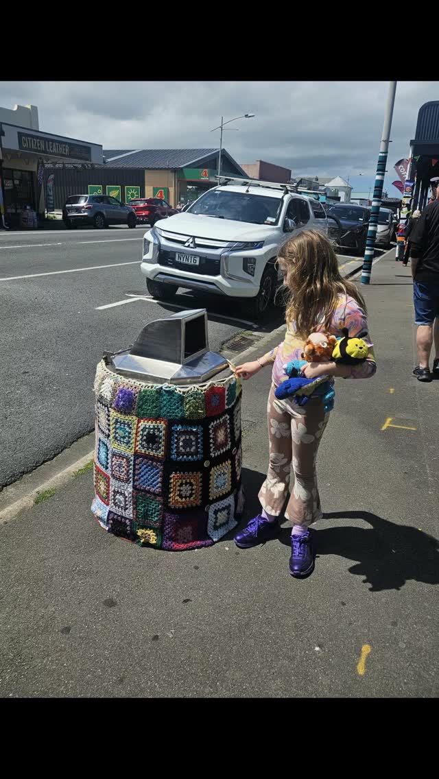 The last stop on the @friends_of_gbag_llc Arts Trail bus tour was @jd_reid_art
The trip was highlights at every stop, JD's art and conversation were the cherry on top. Stunning painting, charming, and insightful conversation, set in rolling hills of south Taranaki, not too far out of Hawera... well worth the trip.
Back in New Plymouth, passengers alighted @govettbrewster for the opening of their current exhibition Tom Tã - Soaked in the Long Rain
We'd like to thank
@claire_jensen_art
@taranaki_national_artawards
@lesterransfield
@jd_reid_art (and Gizmo the cat)
And @govettbrewster
For making this a memorable trip on behalf of the Friends of Govett-Brewster Art Gallery
#taranakiartstrail #artist #art #taranaki #painting #sculpture #photography #fibreart #ceramicart #jewellery #mixedmediaart #printmaking #taranakilikenoother #supportlocalartists