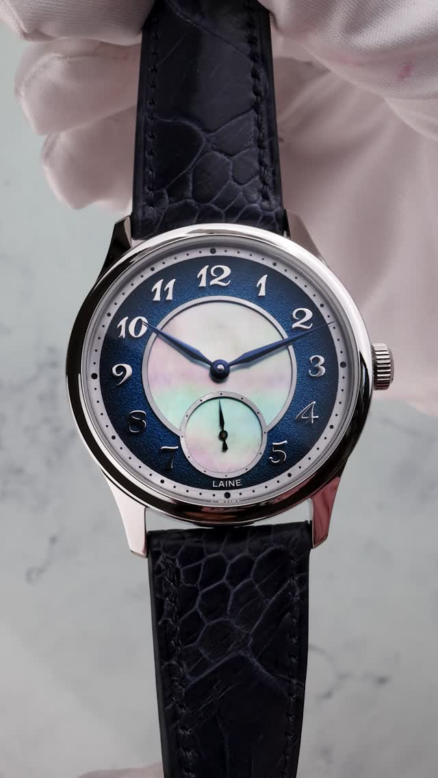 FRESH from the atelier, a design that feels like light caught between sea and sky. Polished, poised, and unmistakably Laine.🌌🌊
#custommade #bespoke #guilloche #torstilaine #watchfam #lainewatches #watch #microrotor #swisswatches