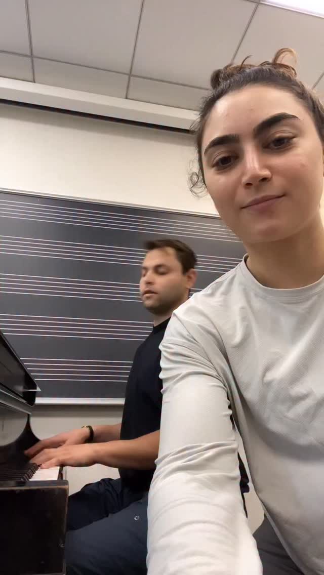 I was hesitant to post this at first because I do flip the beat 🙃 but somehow flipped back at the very end 😅
#jazzvocalist #jazzvoice #juilliard #livejazz #jazzsinger #jazzpiano #jazzpianist #jazzstandard #nycjazz #jazzduo #jazzduet
