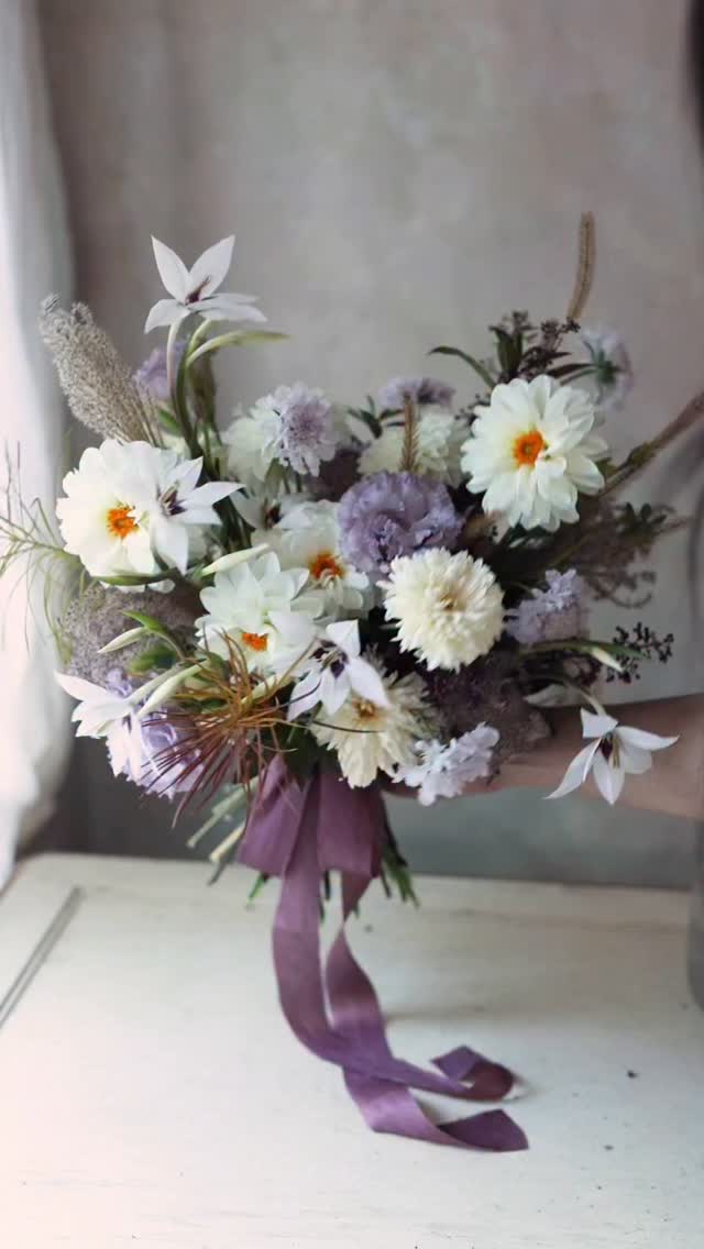 White and lavender bouquet with fall blooms from local flower farmers. I love them even more knowing it’s about the end of dahlia and flower-growing season here 🥹
I created this hands-free bouquet without holding the stems, using the StemSlider bouquet-making tool.
Flowers @connecticutflowercollective
Ribbon @silkandwillow
Bouquet-making tool @kokofloraldesign
.
.
.
.
.
#stemslider #stemsliderbouquet #flowertool #floraltools #bouquetofflowers #flowerbouquets #sustainablefloristry #handsfree #flowerbouquet #locallygrownflowers #bouquet #bouquetinspo #gardenflowers