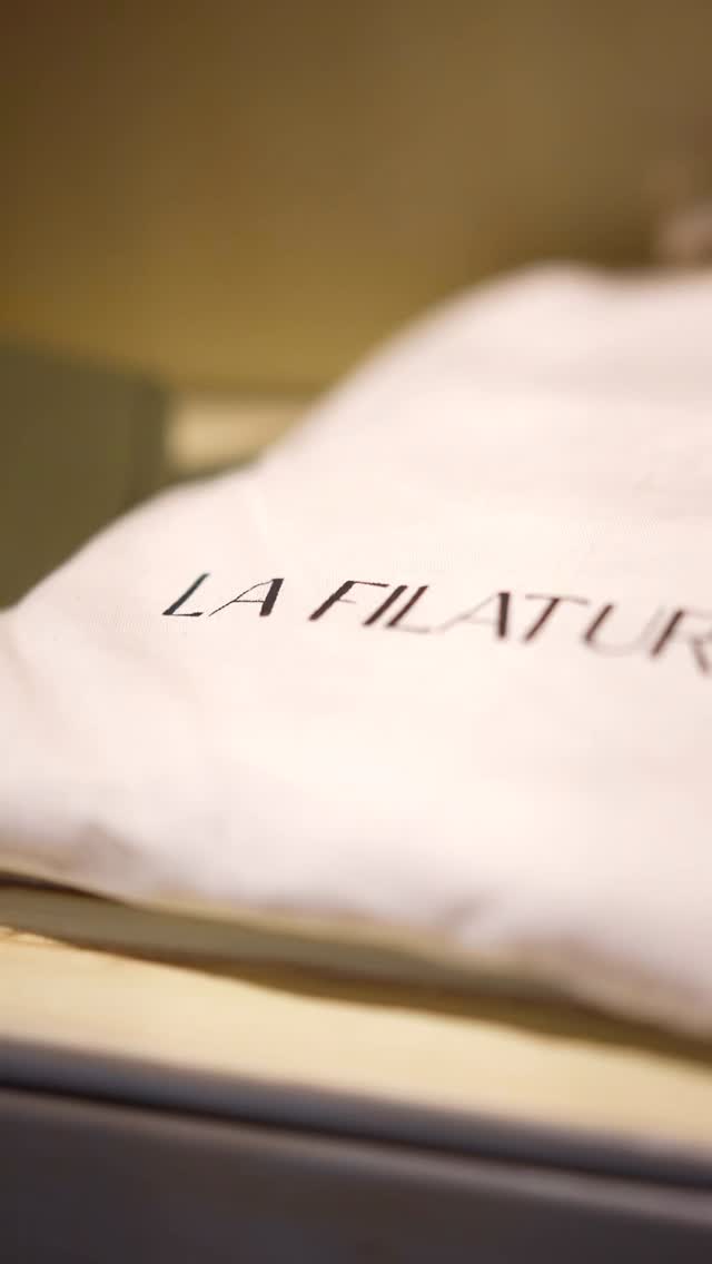 La clásica que todos aman, con un toque nuevo esta temporada. ✨
Nuestra Nutcracker Napkin vuelve a tomar protagonismo en la mesa. Ese detalle que transforma cualquier cena en un momento lleno de historia, color y alegría.
Este año decidimos darle vida a la familia de Cascanueces con dos nuevos colores, por lo que el set ahora incluye cuatro versiones únicas: rojo, verde, light blue y silver. Cada una bordada con la misma dedicación y encanto que caracteriza a nuestras piezas, pensada para quienes encuentran en los pequeños detalles la verdadera magia de la Navidad.