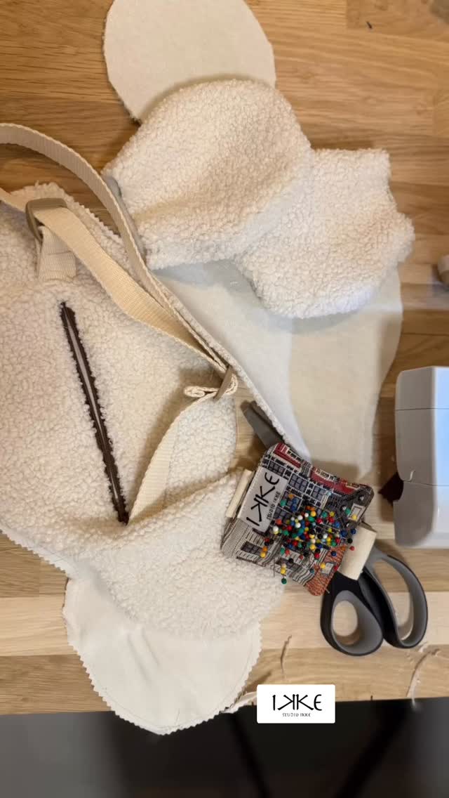 Eendje onderweg
Een knuffel en tasje in één.
Gemaakt van zachte witte bouclé stof met ribfluwelen pootjes en een verstelbare draagriem — klaar voor kleine ontdekkingsreizigers.
Het binnenvak met rits biedt ruimte voor een schat of een koekje onderweg.
Handgemaakt in ons atelier, met aandacht voor detail en een vleugje verwondering.
#studioikke #handmadeforkids #bouclétasje #kidsfashion #kidsaccessories #speelstijl #duurzaamdesign #slowmade #handgemaakt #utrecht #kidsinspo #cadeauidee #kindertas #kleineontdekkers #liefvoorjekind #nederlandsmaker #creatiefatelier #speelsdesign #bewustgekocht #localdesign