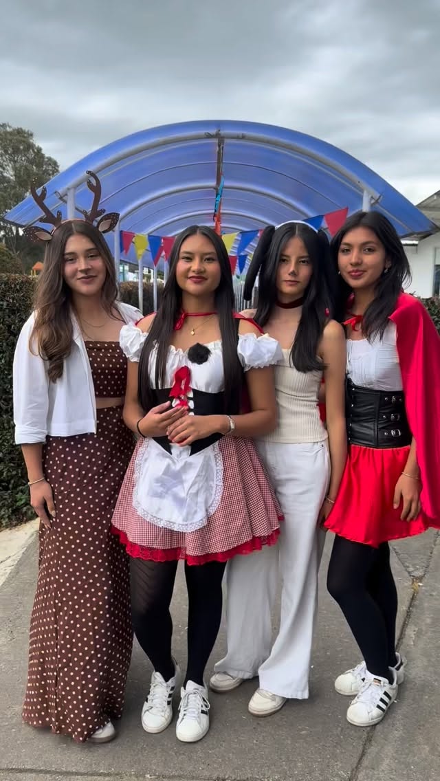 👻 ¡Así vivimos un día de los niños lleno de creatividad, risas y mucha imaginación!
Nuestros estudiantes disfrutaron de un día mágico, mientras el Semillero de Comunicación fue el encargado de contar cada historia detrás de los disfraces.
🎙️💫 En nuestro colegio no solo celebramos… ¡también aprendemos a expresarnos y descubrir nuestra vocación!
#HalloweenEnElColegio #SemilleroDeComunicación #VocaciónQueInspira #ColegioConPropósito