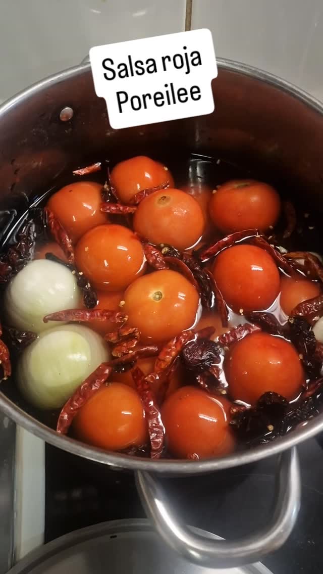 Tiesitkö, että teemme kaikki salsat itse alusta asti? 🌶️🔥
Paljon chiliä, makua ja mausteita – juuri niin kuin pitääkin! 😋
Mikä on sinun suosikkisi? 🌮❤️
#taconito #approvedbymexicans #turku #tacos #mexicanfood #visitturku #kissmyturku #lounasturku ##salsaroja