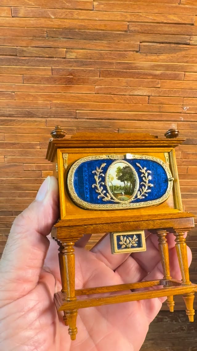 This Miniature cabinet was made by Gilbert Mena and his part of my latest estate auction happening right now in my eBay store. There’s a link in my bio to bid now, the sale ends on Sunday at 7 PM ET. #swoon. #Dollhouse #DollhouseMiniature #Cabinetmaker #Carpentry #Art #Furniture #Masterful