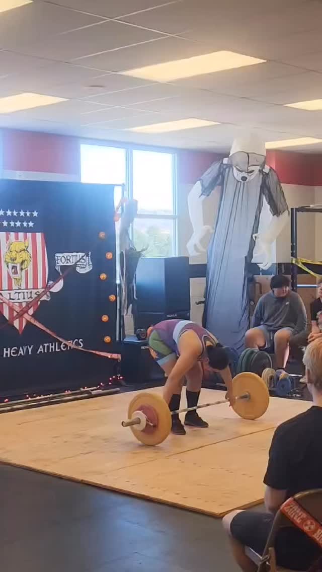 Huge PR day for @mimi_.lifting! After committing to wrestle next year at Western Colorado last week she had some work still to do on the weightlifting platform! The strength staff at WC are getting a leader in the weightroom, excellent person and wrestler! Way to work Mimi.
#usaweightlifting #cleanandjerk #youthweightlifting #snatch #afterschoolprogram #heavyathletics #olympicweightlifting