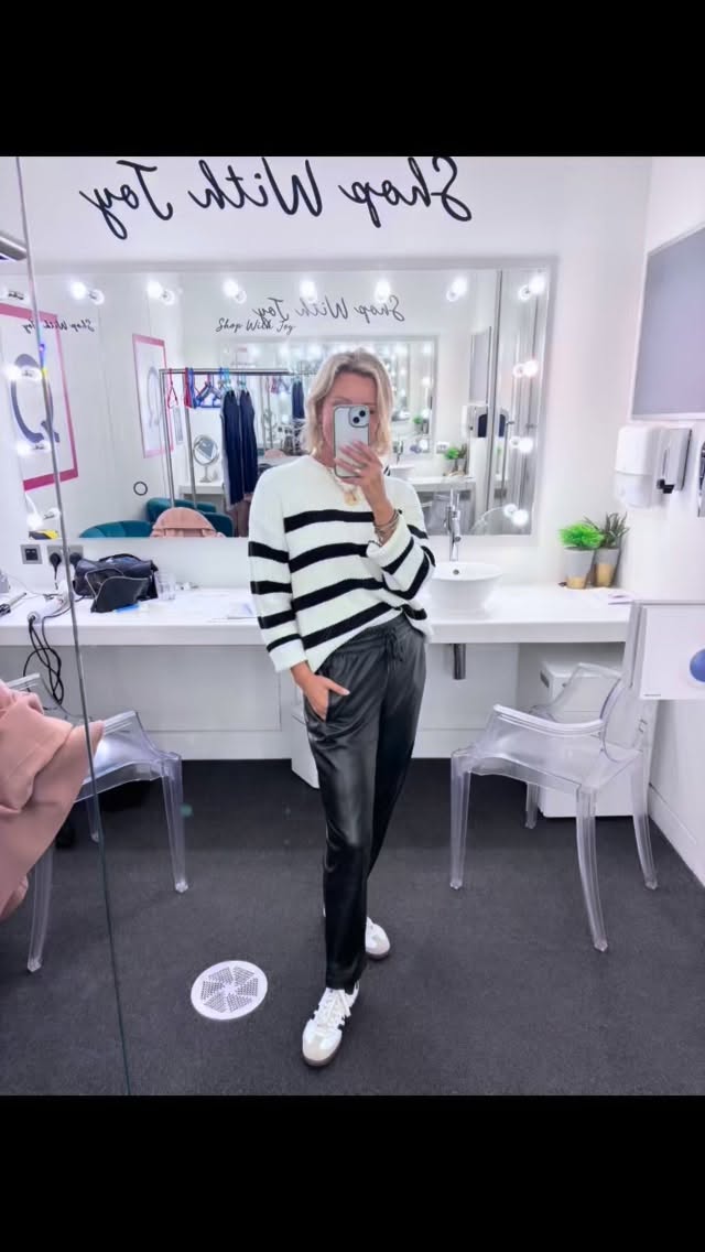 Back to it after holiday! My ‘Fashion edit with Caroline’ show today with @catherinehuntleyofficial and a fab hour of new @whitestuffuk with @willgowing
Loved it! ❤️ My favourite piece has to be the beautiful grey coat by @ichi_fashion check out the sleeves!
#tvpresenter #fashionstylist #personalstylist #AW25 #styletips #mystyle #wiwt #livetv