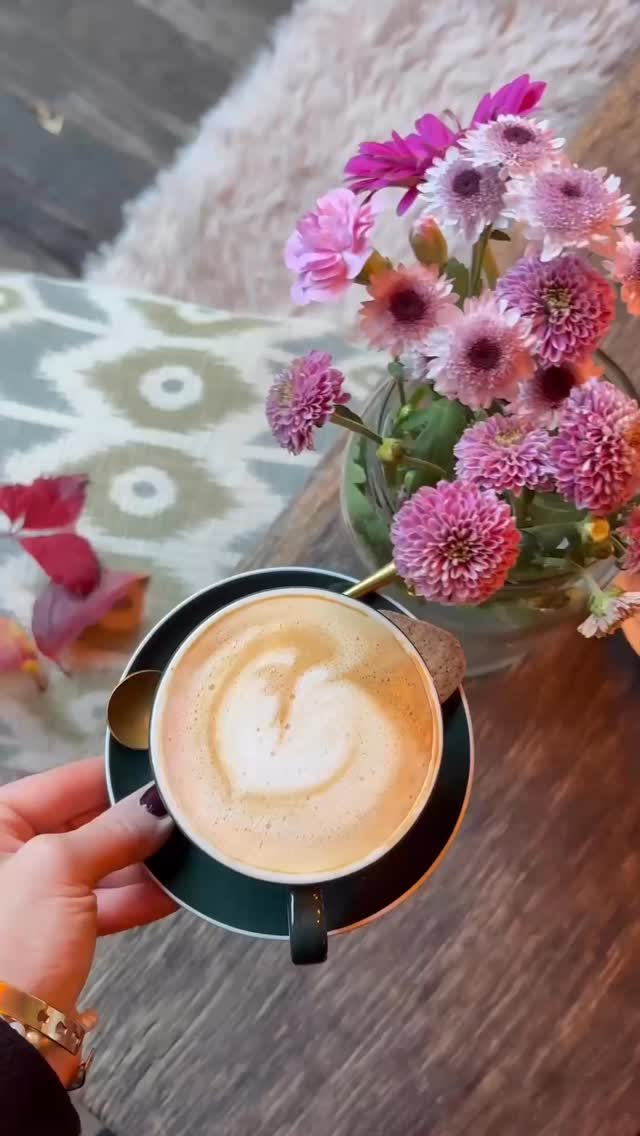 🍂 AUTUMN MOOD 🍂
Autumn has settled at Edouard Garden, a cozy fall atmosphere with a delicious cappuccino, an ultra creamy hot chocolate, pumpkins all around and the fire crackling outside. It’s the perfect season to come for brunch, sit in the winter garden or by the fire, and enjoy some calm moments or an aperitivo with friends.
On Friday and Saturday, Edouard is open until 9 PM.
Brunch, burgers in every style, sushi, breakfast or sharing boards, all our dishes are made with local products and a lot of love. ♥️
🍁🍁🍁🍁🍁
L’automne s’est installé chez Edouard Garden, une ambiance automnale et cosy : un délicieux cappuccino, un chocolat chaud ultra creamy, des citrouilles un peu partout et le feu qui crépite à l’extérieur. C’est la saison parfaite pour venir bruncher, se poser dans le jardin d’hiver ou au coin du feu, et profiter du calme et des apéros entre amis.
Le vendredi et samedi, Édouard ouvre jusque 21h !
Brunch à la carte, burgers déclinés sous toutes les formes , sushis, p’tit dej ou encore apéro à partager, tous nos plats sont réalisés avec des produits locaux et avec amour ♥️
🍄♥️🍁🍂🪵
#autum #autumnvibes🍁 #autumnmood #brunchstyle #brunching #jardindhiver #belgiumtravel #belgiumtrip #durbuybelgium #durbuytourisme #durbuyvieilleville #purple #purplecolor #durbuyrestaurant #girlbusiness #autumncolours #autumnal #belgianfood #outsidebar #durbuybelgium @durbuyvieilleville ♥️🍁🍄🪵