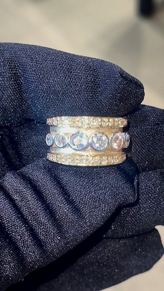 Handcrafted by Corey, this multi–bezel set ring, framed with pavé diamonds, speaks volumes in elegance and craftsmanship. Perfect for every day wear. ✨✨✨
#nataliajewellers #byCoreyG #customjewellery #southsurreyjeweller #southsurreybc