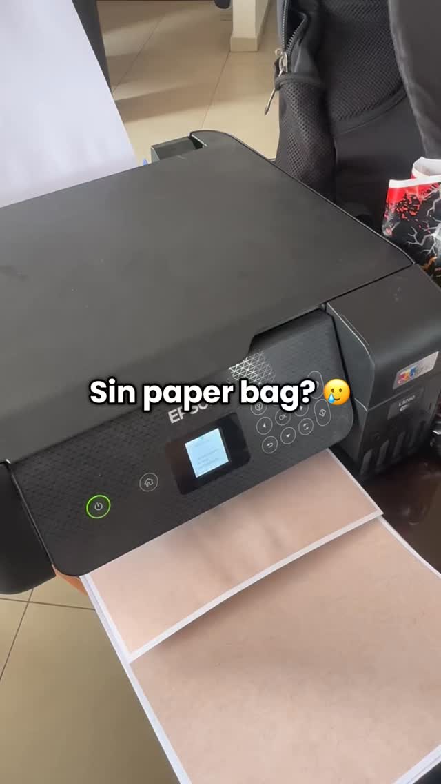 Nuestro equipo quiso juntarse al trend, no encontramos paper bags así que tuvimos que solucionar 🤭
#paperbags #halloweeen #halloweenoffice #halloweentrend