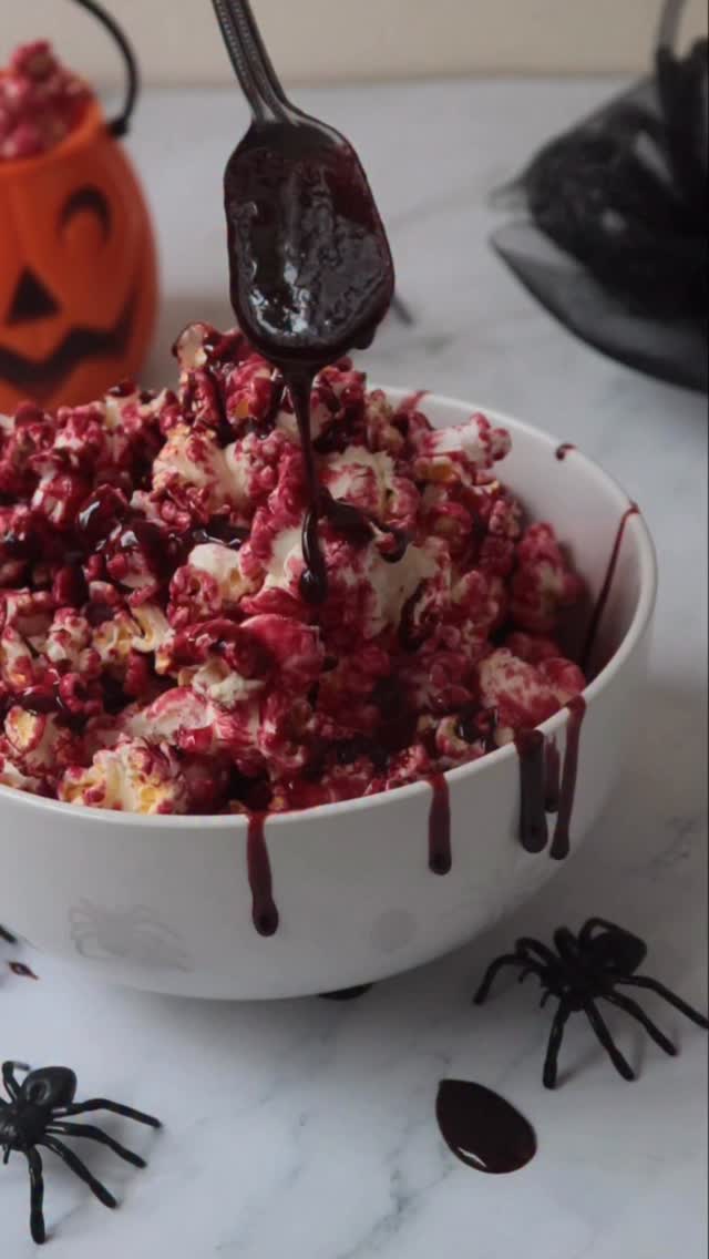 Pipoca especial de Halloween- com corante natural 🩸✨ Quando testar me marca @
🧙🏻♀️ Ingredientes:
1/2 xícara (chá) de milho de pipoca
1/2 xícara (chá) de açúcar (usei demerara)
1/4 xícara (chá) de suco concentrado de beterraba*
1 pitada de sal
1/2 colher (chá) de cacau em pó
1 colher (sopa) de óleo de coco ou azeite para estourar a pipoca (opcional- eu estourei na pipoqueira)
💜 Suco concentrado de beterraba:
Bata 1/2 beterraba crua com 1/4 xícara de água, coe e leve ao fogo por 5–7 minutos até reduzir e engrossar um pouco (fica tipo um xarope espesso e vermelho).
Tudo que você precisa, você encontra no meu parceiro @superkochoficial 🛒
#diadasbruxas #pipocadoce #pipocaredvelvet #halloween2025 #halloween25 | publicidade