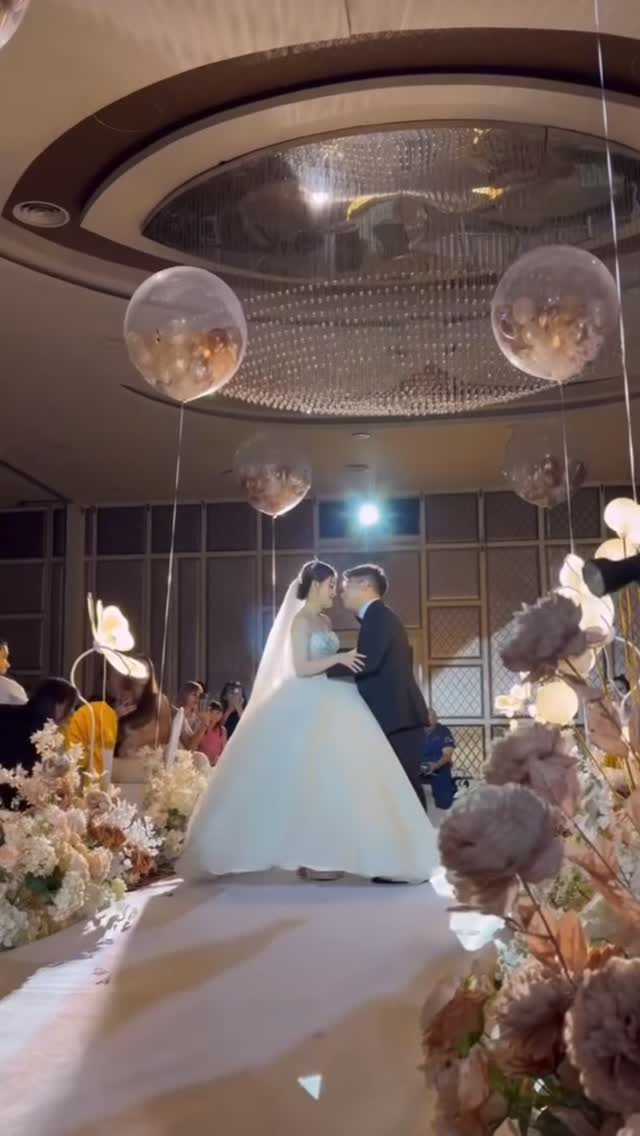 Une mise en scène féérique avec nos ballons explosifs, pour un moment de pure émotion lors de votre ouverture de bal
Confettis, pétales ou mini ballons… chaque explosion devient une pluie de magie 🌸
Effet garanti sur vos photos & vidéos
Installation et déclenchement par nos soins
Disponible dès 2026 chez Poudre d’Éclat Events
#mariage #ouverturedebal #weddinginspiration #ballonsexplosifs #poudredeclatevents #weddingdecor #mariage2026 #momentmagique #weddingemotion