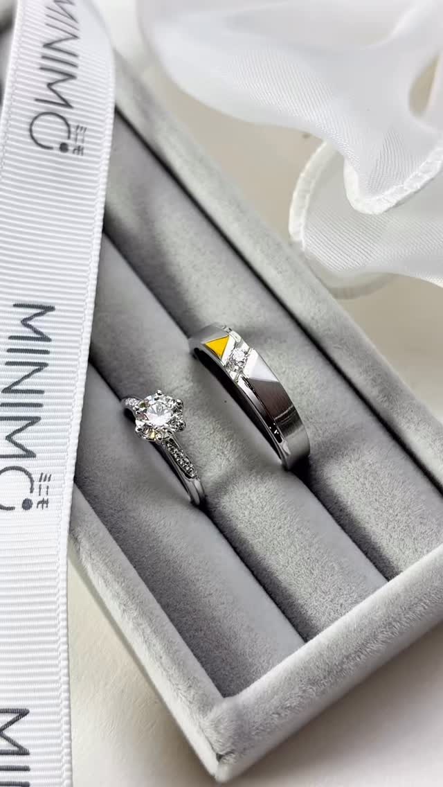 ขอบคุณคุณนนท์ที่ไว้วางใจให้เราดูแลแหวนแต่งงานให้นะครับ ลูกค้าขับรถมาหาเราที่ร้านจากภูเก็ตเลยครับ • แหวนผู้หญิงเพชรชู GIA 0.80 กะรัต น้ำ99 E Color VS2 3EX NONE และแหวนผู้ชายเพชร 0.07 กะรัตครับ • 18K White Gold ✨💍
.
Budget : 11x,xxx THB +/-
.
ลูกค้าที่สนใจแวะมาชมสินค้า รบกวนนัดหมายล่วงหน้าก่อนนิดนึงนะครับ ☺️
.
ตัวเรือนทองแท้18K พร้อมเพชรใบเซอร์ GIA สำหรับขนาด 0.18 กะรัตขึ้นไปทุกเม็ด
.
หน้าร้านใกล้ BTS เพลินจิต พร้อมบริการหลังการขายทุกเรื่อง ดูแลลูกค้ามาแล้วกว่าสองพันคู่ ชมรีวิวจากลูกค้าได้ที่ >> https://www.minimojewelry.com/testimonial
.
ดูแบบแหวนทั้งหมดได้ที่ —> https://www.minimojewelry.com/weddingringsdesign
.
** แถมฟรี เลเซอร์สลักชื่อ เลือก Font ที่ชอบได้
** พร้อมกล่องแหวนสวยๆสำหรับเข้าพิธี
.
💎 Inbox: m.me/minimo.jewelry
💎 Line: @minimo.jewelry (มี @)
💎 Web: http://minimojewelry.com
💎 Call: 092-456-9509
.
** เนื่องจากงานของทางร้านเป็นงานสั่งทำตามความต้องการของลูกค้า ราคาจึงอาจมีการปรับเปลี่ยนตามดีไซน์ สเปคเพชร ไซส์แหวน และราคาทอง/เพชร ในแต่ละช่วงเวลาครับ
.
#minimojewelry #แหวนคู่ #แหวนแต่งงาน #แหวนเพชร #แหวนหมั้น #diamond #diamondring #แหวนเพชรแท้ #เพชรGIA #engagementring #ทองแท้ #เพชรแท้ #weddingring #เพชรแท้ราคาโรงงาน #แหวนเพชรGIA #weddingring #แหวนชู #แหวนหมั้น #ring #ใบเซอร์gia #เพชรน้ำ100 #งานแต่งงาน #เซอร์ไพรส์ขอแต่งงาน #ขอแต่งงาน #ແຫວນແຕ່ງງານ #ງານແຕ່ງດອງ #ຮ້ານເພັດ #ແຫວນແຕ່ງດອງ