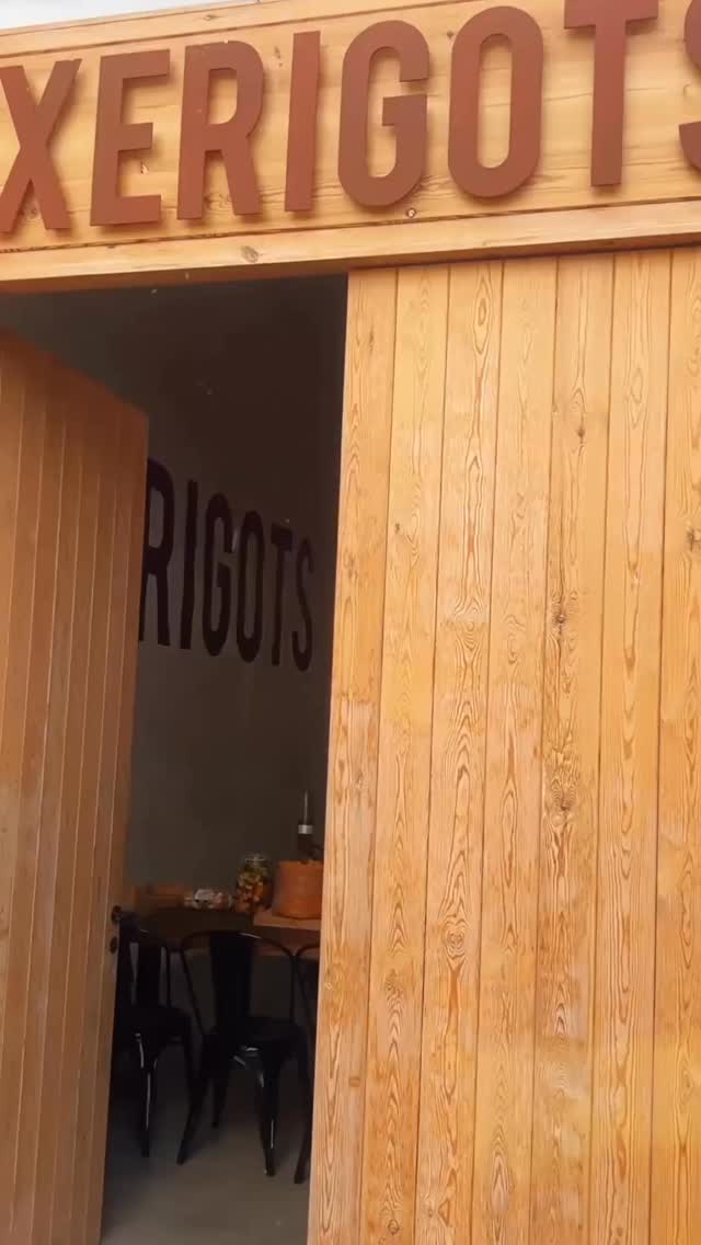 Ayer nos fuimos de viaje… pero de sabor 🧀✨
Estuvimos en una degustación increíble con Xerigots, probando y seleccionando los mejores quesos para nuestras próximas experiencias gastronómicas.
Porque en The Fucking Catering no elegimos lo fácil, elegimos lo mejor.
Y sí, lo probamos TODO 😏
#CateringDeVerdad #Xerigots #TheFuckingCatering #FoodLovers #Degustación #GastroExperience #EventosConSabor #QuesosArtesanos #FoodieLife #Gastronomía #CateringPremium #SaboresQueEnamoran #EventosGourmet