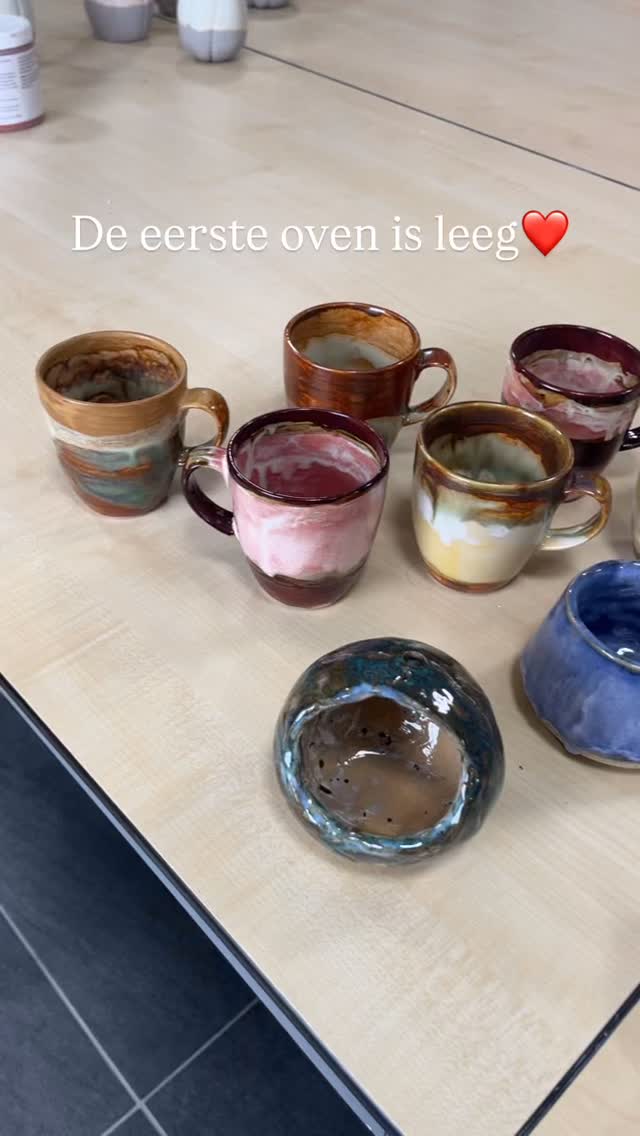 De eerste oven is leeg. En een nieuwe staat aan. De uil, de kippen, de prachtige schaal van Janneke, zoveel moois❤️