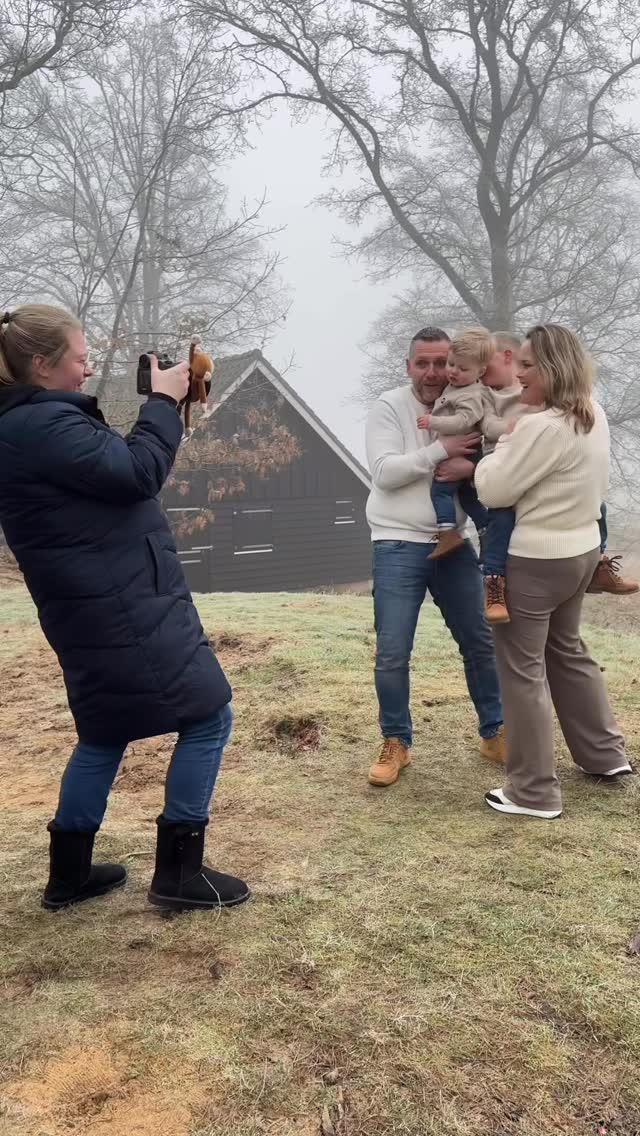 De winter lijkt misschien niet het meest ideale seizoen om naar buiten te gaan voor een familieshoot🥶⚠️
KOUDDDDD! *brrrrr*
Dat ga ik zeker niet ontkennen😉 Ik heb met families buiten op locaties gestaan met -3. En ja, dat was even doorbijten. Voor mij, maar vooral voor de familie die op de foto gaat. Want je gaat natuurlijk niet in je winterjas op de foto.
Tóch heb ik een aantal voordelen wat de winter misschien wel hét ideale seizoen maakt voor een familieshoot🫢
⬇️⬇️⬇️
🌅 Het licht is FAN-TAS-TISCH in de winter! Waar je in de zomer keihard licht hebt met harde schaduwen, heb je in de winter prachtig, zacht en flatterend licht.
🕒 Heb je jonge kids? Dan is deze tip voor jou! Want waar je in de zomer een familieshoot buiten alleen in de ochtend en avond kan fotograferen (vanwege het harde licht), kan je in de winter een shoot plannen midden op de dag!😱😍 Perfect voor kids die vroeg naar bed gaan!
😌 In de winter zijn er minder mensen buiten, dus grote kans dat je de locatie lekker voor jezelf hebt. In de zomer kom ik soms 5 andere fotografen tegen, maar in de winter is het heerlijk rustig🥰
❄️ Met een beetje geluk is het buiten een winter wonderland! Hoe gaaf is het als je je shoot kunt doen in de sneeuw!
💡 En nog een laatste tip voor je:
Op kou kan je je kleden. 3, 4 of misschien wel 5 laagjes over elkaar. En natuurlijk kan je tussendoor je jas gewoon weer aandoen. Neem ook lekker een extra dekentje of een warme kruik mee, dan komt het helemaal goed👏🏻
Twijfel dus niet! Plan je shoot alvast voor januari & februari, ik heb nog een aantal plekjes in het weekend✨
#familie #familieshoot #familiefoto #familiefotografie #familiefotograaf #familiefotoshoot #winter #fotograafwinterswijk #fotograafachterhoek #fotograafgelderland #fotoshoot