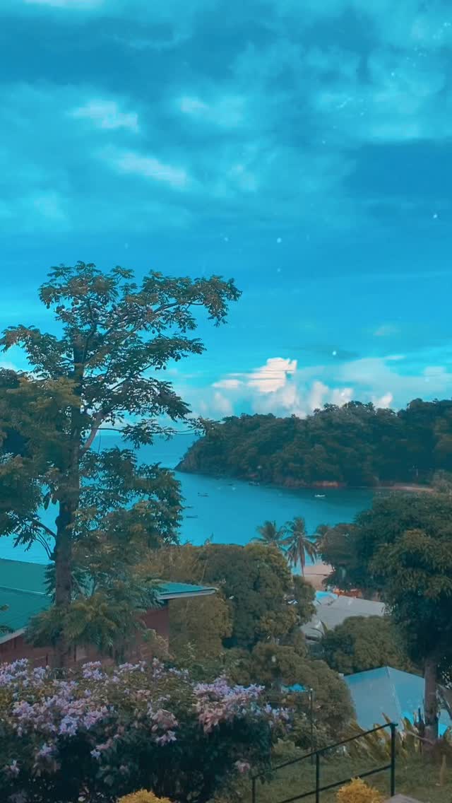 Have coffee and cake with me at @castararetreats @fullbloomcoffeett #goodmorning🌞☕️
What’s your morning ritual?