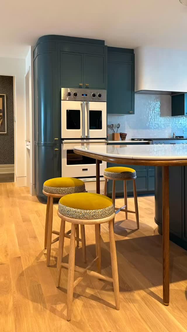 Rounded corners, tailored lines, and a hint of 20th-century glamour.
.
.
#luxurylifestyle #finehomebuilding #archdaily #archilovers #coastalliving #customhomes #homerenovation #newkitchen #kitchencolor #interiordesign @vikingrange @aitoroappliance
.
.
Architect @andrewbartolotta_aia
Interior Designer @brookecrewinteriors
Builder @gatehousepartners