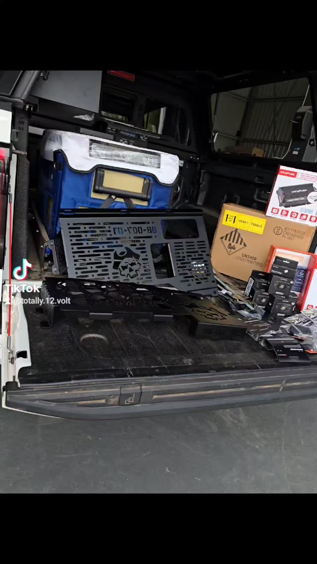 Ranger Envy! Hamer 4x4 Bullbar. Pirate
Camp Co tub battery holder. Kickass 120ah
Lithium Battery. Kickass 40a DCDC charger.
Kickass Swich Panel. Kickass Distribution
Box. Stedi Rock Lights. @kickassproducts @stedi_lighting @hamer4x4 @piratecampco #autoelectrical #dualbatterysystem #kickassproducts