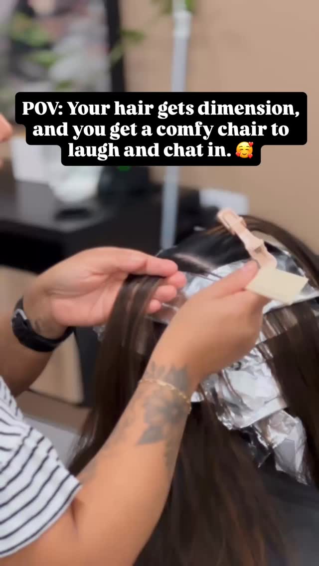 The best way to spend your day: getting lost in conversation, and realizing you’ve reinvented yourself in the process. 😍✨
.
.
.
.
#artehairstudio #bellevuehair #arte #bellevuesalon #bellevuehairsalon #rentonwa #rentonhairstylist #modernsalon #bellevuehairstylist #bellevuewa #salonlife #pnwhair #pnwhairstylist