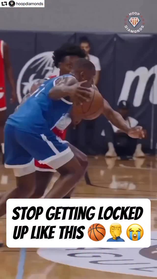 Stop getting locked up like this🤦🏻♂️🙅♂️🔒 Here are some ways to blow by and neutralize aggressive defenders🏀💯🔥
#basketballtraining #basketballdrills #basketballtips #basketballworkout #basketballmoves
