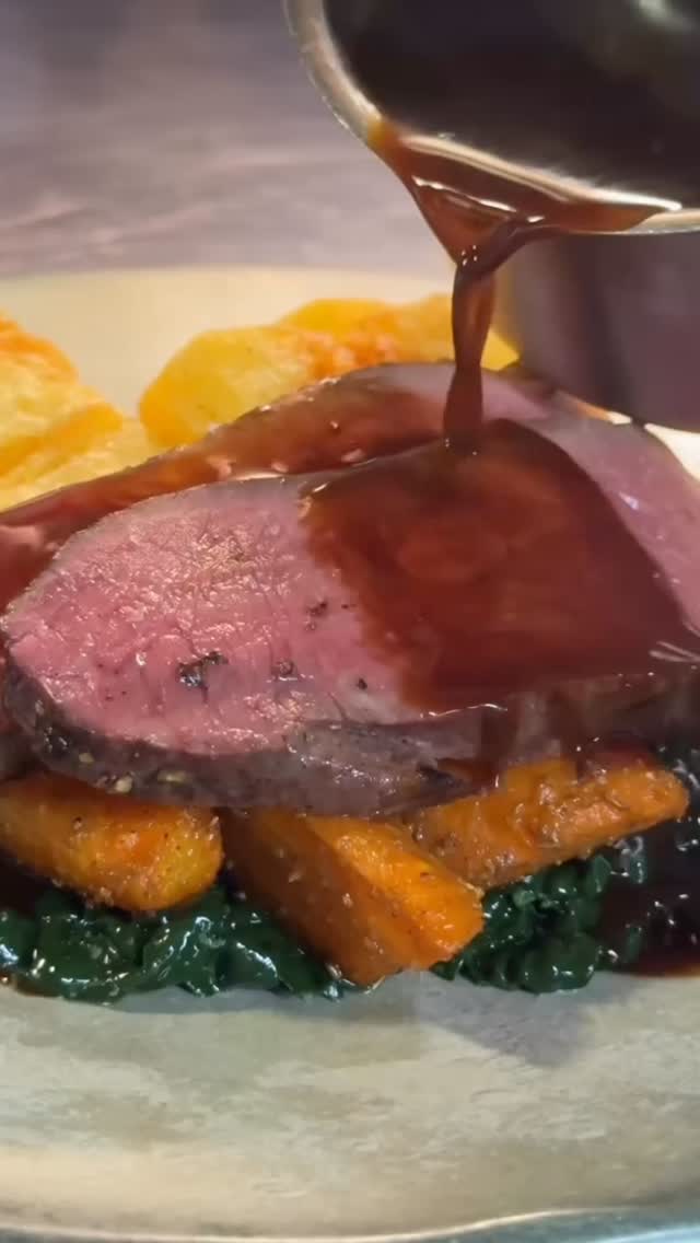 My top 5 Cotswold pubs for a Sunday roast. In no particular order but all very special.
@todenhammanor Herd produce a plentiful plate of home reared meats and seasonal vegetables grown on the farm.
@thefeatherednestinn pair sensational cooking skills with fine wine and a stunning view.
@kinghamplough boasts open fires and cosy corners.
@themousetrapbourton a proper Cotswold pub with Hawkstone on tap and daily specials.
@fostonsash for the location and a walk to Paradise Edge to build up a hearty appetite.
#cotswolds #cotswoldcottagegems #cotswoldlife #holidaycottage #hiddengems #pubwalks #sunday