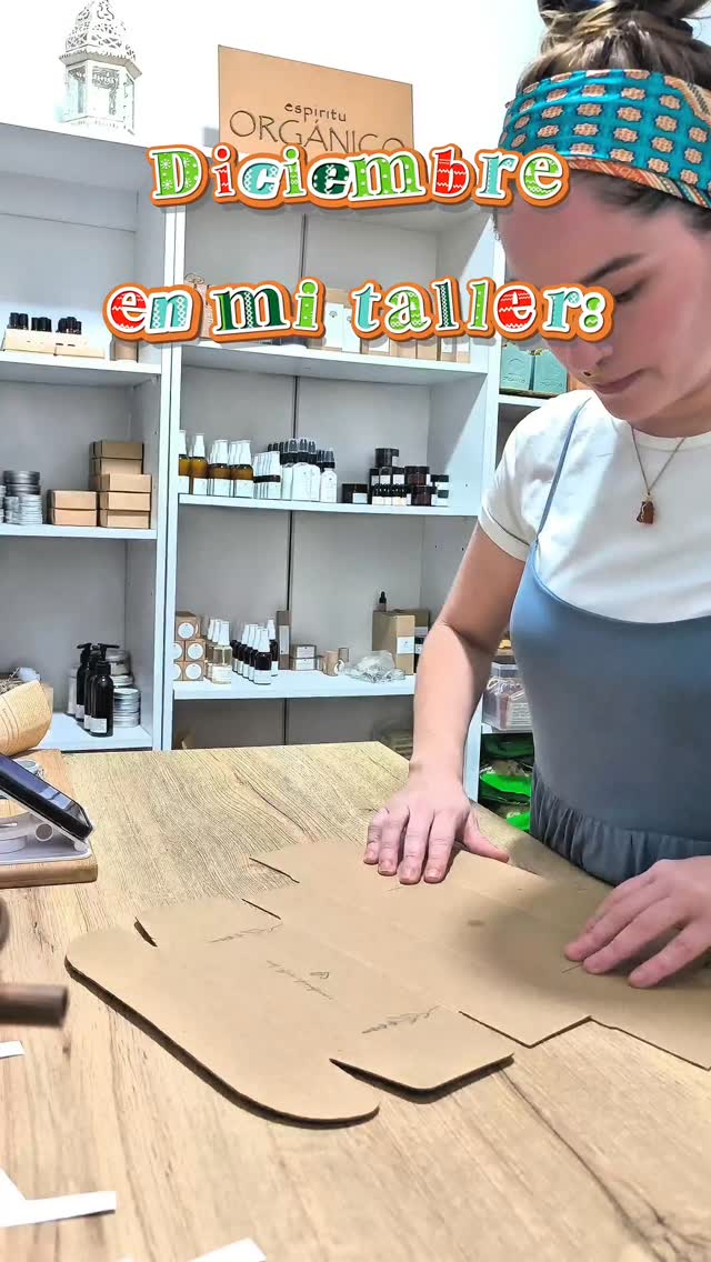 Diciembre siempre es una locura hermosa en mi taller...
los pedidos llegan uno tras otro (el video va rápido porque yo también voy rápido 😅), pero cada paquete lo preparo con la misma calma y cariño de siempre.
Y eso que apenas van 7 días desde que empezaron los descuentos…
💚 Gracias a todas las que ya han hecho sus pedidos y han aprovechado esta temporada tan especial.
Recuerda que los descuentos estarán activos hasta el 18 de diciembre, así que si quieres asegurarte de recibir tus productos rápido, haz tu pedido con tiempito ✨
Gracias por estar aquí, por elegir lo hecho a mano, lo natural y lo consciente.
Ustedes hacen que todo esto valga la pena. 💚🫶
#descuentos #diciembre #regalos #cosmeticanatural #organico #natural #artesanal