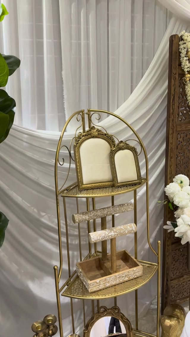 Neshandy’s Valakappu
.
.
Decor & Styling- @evenwoodpartydecor