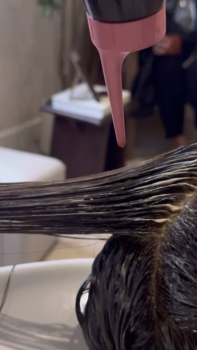 OUR CHRISTMAS DIARY IS OPEN 🎄
-
Drop us a message or link in bio to book your next appointment for dreamy hair ✨