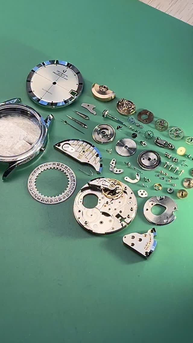 TPDP - Tempo Prima Department of Preservation
A vintage Universal Genève Polerouter, powered by its legendary micro-rotor movement, stripped down to its essence, inspected, cleaned, and ready for reassembly. Every bridge, jewel, and gear tells a story of mid-century innovation and timeless design.
This is where heritage meets precision, where time itself is preserved. #universalgenève