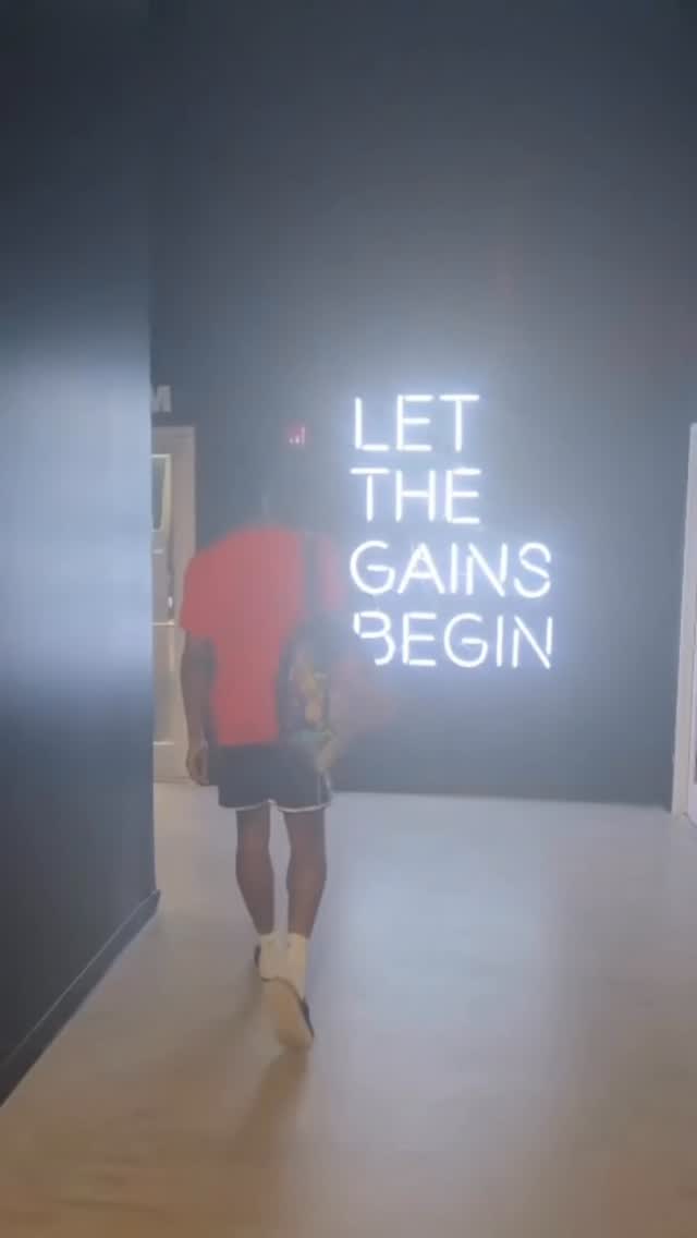 Flow Shooting Academy Alum Kenyon Darbeau has made huge jumps in his game since training with us in our program. If you want to see changes in your game then message us now to schedule group or private sessions! Producing real results daily the Flow way🎯
__
#flowshootingacademy #basketball #flowshooting #youth #orlandoflorida #shootingspecialist #trending #training