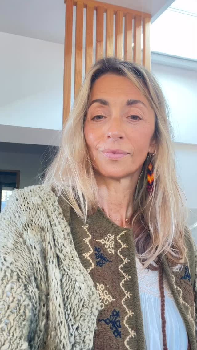 Aujourd’hui, nous retrouvons des pièces en laine et teintures végétales. Le manteau est en laine de Patagonie en provenance du Chili, le gilet #hueyapanpuebla, et finalement la blouse de #aguacatenangochiapas.
Allez faire un tour sur mon site @by.elote