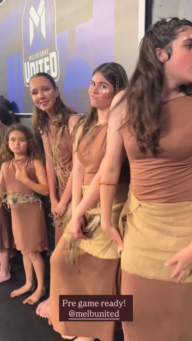 Indigenous Round @melbunited 🏀 was 🔥
Thanks to all the staff & @koorie_academy @rick.g.b.8 for the opportunity ✨
Dancing surrounded by @djirringu.art 💙