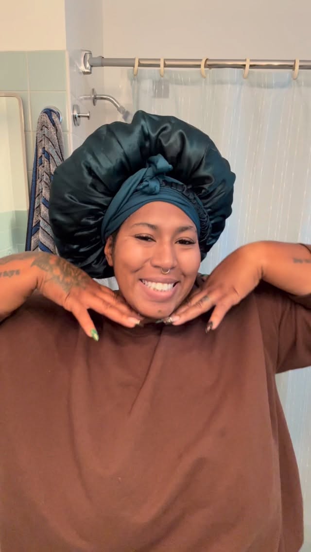 GRWM for an upper body gym sesh today 💪🏾
Usually I’ll just throw on whatever and head out for the gym. But lately I’ve been intentional with feeling good about myself before leaving the house, and that includes making sure my skin is happy and healthy.
@goodmolecules Skincare Routine:
🧼 Hydrating facial cleansing gel
💡 Brightening toner
💧 Hyaluronic acid serum
✨ Daily moisturizer
💧 Hydrating facial oil
#goodmolecules #skincareisselfcare #blackgirlskincare #eczemacare #blackgirlblogger #blackgirlswhoblog #plussizeblogger #plussizecontentcreator #gymgirlaesthetic #grwmroutine