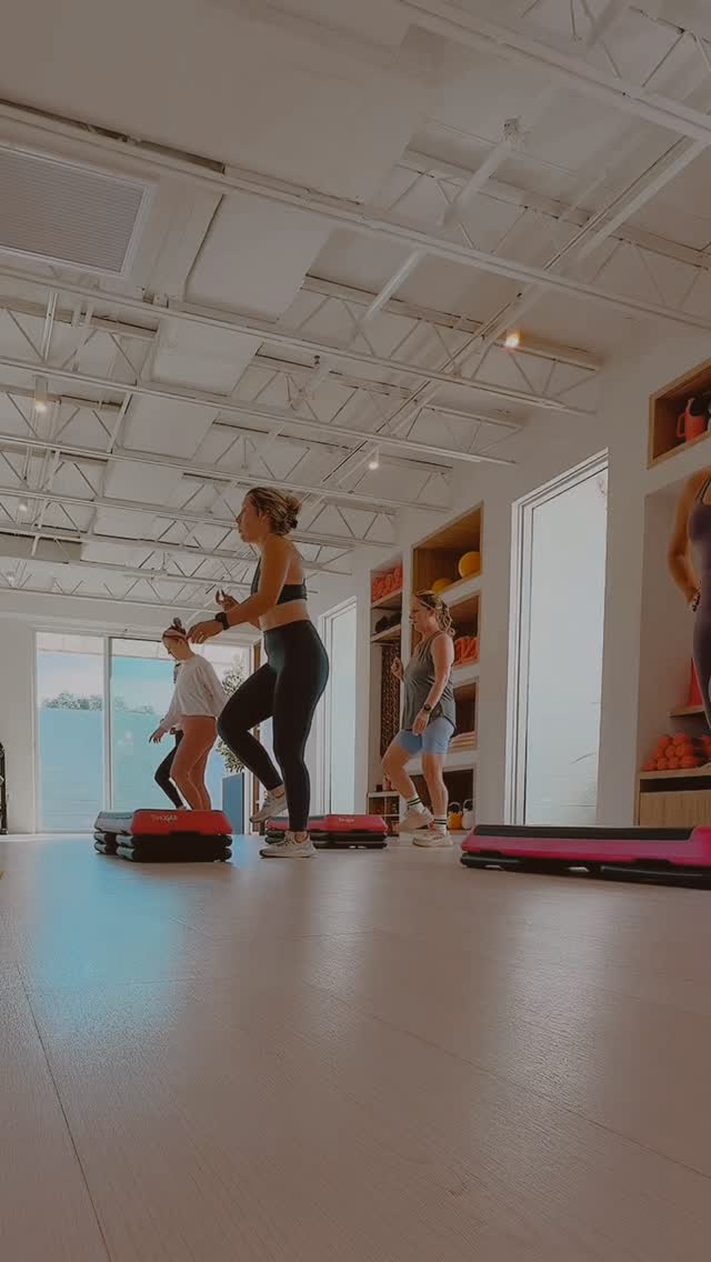 Sweaty Sunday Step | 11.2
Featuring the “Tick Tock” // My @livesolrev girlies crushed it today. Really tested the brain power with this routine, but love the energy and excitement to sweat they bring every week.