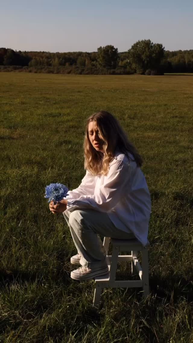 « Je me fous de tout. Je m’en fous. »
TOUT…c’est ma réponse à la surcharge mentale quand elle m’envahit. C’est ce désir de vouloir lâcher prise.
La chanson se retrouve sur mon plus récent album, disponibles sur toutes les plateformes.