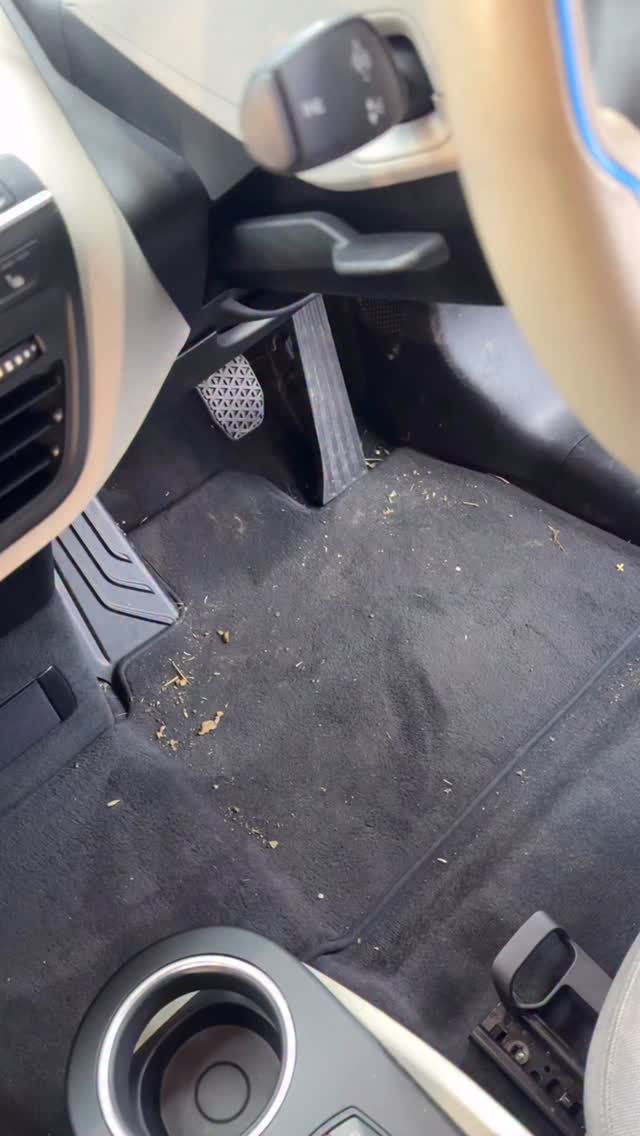 Any one else love cleaning bmw carpet?
#detailing #details #hoovering