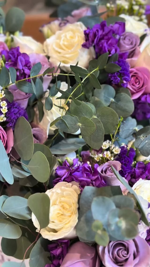 Big Congrats to Melanie & Enrique 💜
#designsbydarenda #flowers #flowerstagram #freshflowers #centerpieces #wedding #destinationwedding #purple #purpleflower #purplewedding #weddinginspiration