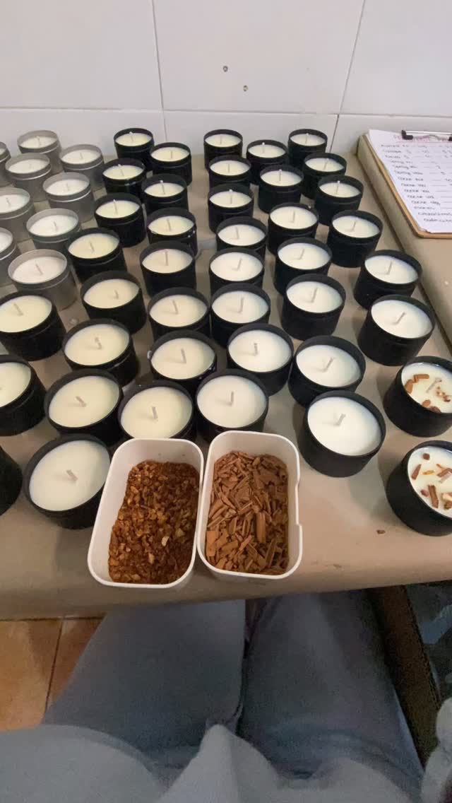 🧡 Decorando velitas desde el punto de vista de una artesana 👩🎨
Nos encanta ver cómo después de todos los pasos previos, damos nuestro toque final y especial a nuestras velitas, dándoles el mimo y tiempo que se merecen (y os merecéis) ✨
Decidme si os gustaría ver más vídeos de este tipo, acompañándome en esa parte detrás de cámaras que se ve menos, pero es 100% real 🩷
#velasartesanales #tallerdevelas