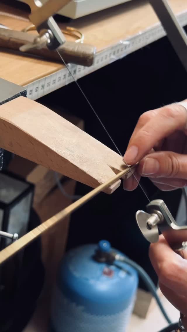 Scier, limer, marteler, recuire, former, polir…
Étape après étape, votre bracelet personnalisé et unique prend forme avec passion et amour de l’artisanat !
J’ai voulu essayer un format un peu plus long pour vous montrer un peu mieux les étapes de fabrication de vos bracelets, vous aimez ?
#amoodz #bijouxpersonnalisés #braceletsuniques #braceletfaitmain #fabricationartisanalefrançaise #bijouxmadeinfrance #sudouest #smallbuisness #amoodzbijoux