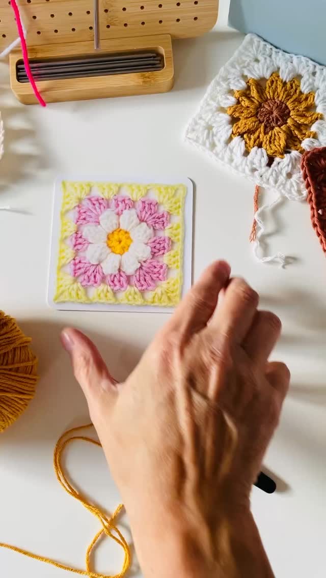 Die bunten Häkel-Quadrate sind wieder ganz angesagt und ich muss sagen, es macht richtig spaß sie zu häkeln. Ich hab heute mal das Gänseblümchen gehäkelt und Liebs. 🌸🥰
Habt ihr schon Granny Squares gehäkelt? Oder würdet ihr es gern mal probieren? Es gibt nämlich demnächst einen häkelworkshop zum Thema Granny Square 🥳.
#häkeln #grannysquare #gänseblümchen🌼 #häkelnmachtglücklich #maschenherz #moderncrochet #häkelliebe #häkelworkshop #häkelnlernen #häkelkurs #häkelanleitung #häkelnfüranfänger