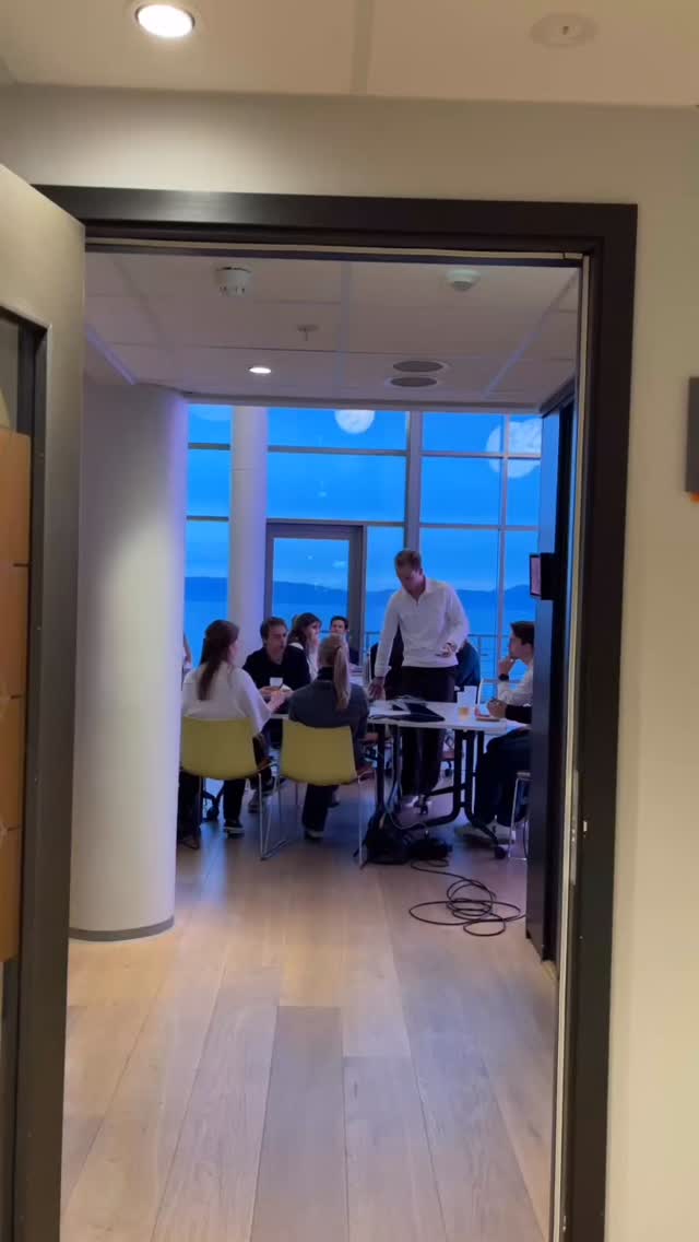 Forrige uke hadde vi kurs og sosial kveld med vår kjære hovedsamarbeidspartner @pwcnorge💙 Kvelden startet med at vi var på deres nydelige kontor og gjennomførte case. Underveis ble det servert god mat og drikke før turen gikk videre til Den Gode Nabo. Tusen takk for en veldig lærrerik og hyggelig kveld🤩