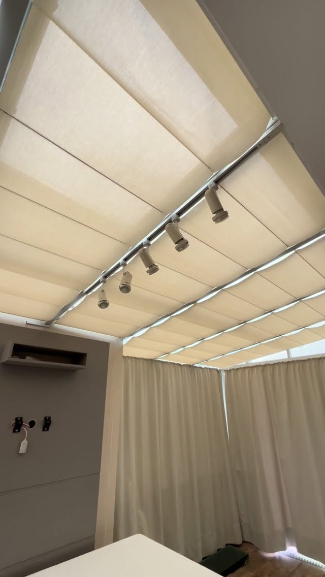 Quando o projeto pede conforto visual e sensação de acolhimento ✨
Teto romano tensionado e cortinas sob medida, criando um ambiente sofisticado e funcional