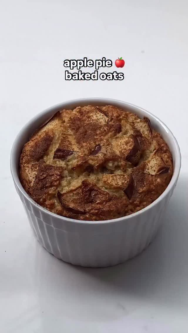 Apple pie baked oats 🍎
14g prot | 37g carbs | 9g fat | 296 cals
✨1/2 banana
✨40g oats
✨1 whole egg
✨1/4 cup milk of choice
✨1 tbsp maple syrup
✨1 tsp baking powder
✨some apple cut in cubes and cinnamon to decorate
Mix all ingredients until combined. Top with apple pieces and cinnamon. Bake in the oven at 180C (360F) for 20-25min or in the airfryer at 200C (390F) for 15 min.
Enjoy 🤍
🎥 @wellnesswsandra
I like to add a dollop of Greek yogurt once it’s baked to up the protein content and give it even more creaminess 🤤🥰
I’d love to know what you think of this recipe 🤗