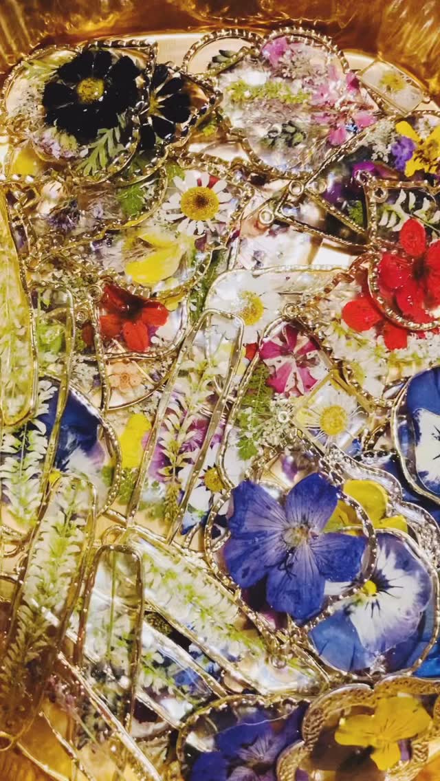 New things coming out in the Pop-Up shop soon!! 🥰🌼🌸
#brandeemaecreations #handmadejewelry #flowerearrings