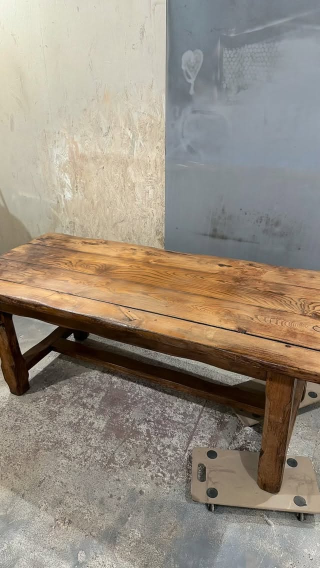 Regarde cette belle table en chêne massif retrouver sa couleur d’origine #fyp #aerogommage #renovation #bois